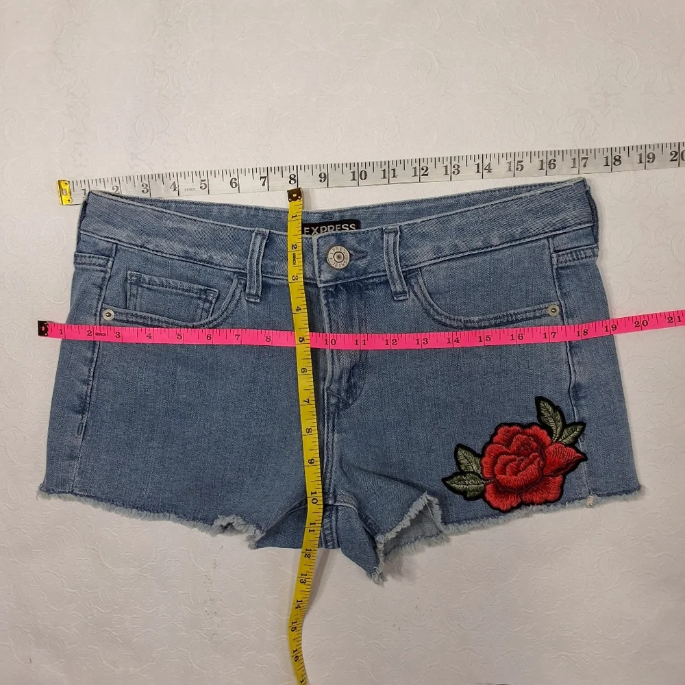 Express Low Rise Light Blue Embroidered Rose Denim Jeans Shorts Size 6 - Picture 3 of 6